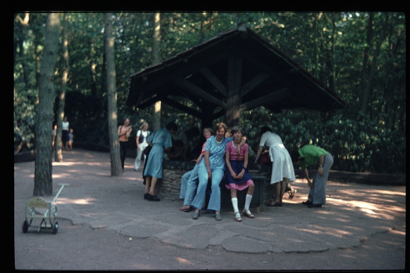 34.Efteling aug 1976 Mama,Brigitte,Marion.JPG